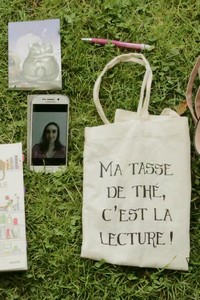 Myriam Sethom, booktubeuse, vide son sac !