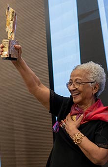 Interview de Michèle Rakotoson, lauréate du Prix Orange du Livre Afrique 2023 : "Ce prix est une reconnaissance extraordinaire !"