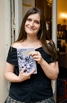 Laurine Roux, lauréate du 14e Prix Orange du Livre pour son roman "L'autre moitié du monde"