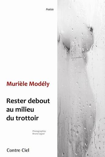 Couverture du livre « Rester debout au milieu du trottoir » de Murièle Modély aux éditions Contre-ciel