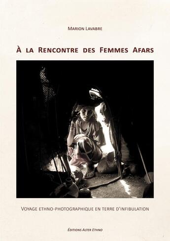 Couverture du livre « À la rencontre des femmes Afars ; voyage ethno-photographique en terre d'infibulation » de Marion Lavabre aux éditions Alter Ethno