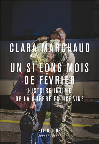 Couverture du livre « Un si long mois de février : Histoire intime de la guerre en Ukraine » de Clara Marchaud aux éditions Plein Jour