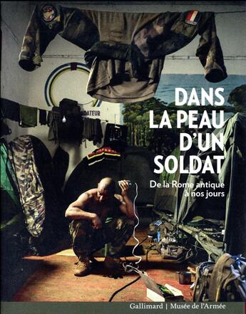 Couverture du livre « Dans la peau d'un soldat ; de la Rome antique à nos jours » de  aux éditions Gallimard