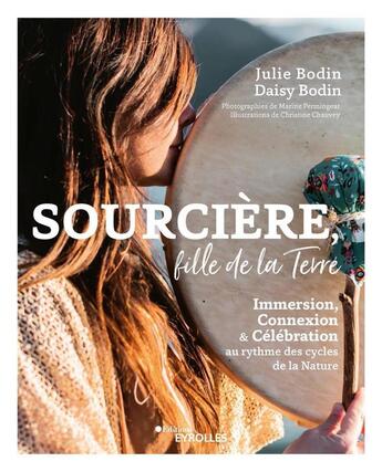 Couverture du livre « Sourciere, fille de la terre - immersion, connexion et celebration au rythme des cycles de la nature » de Bodin aux éditions Eyrolles