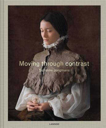 Couverture du livre « Moving through contrast » de Suzanne Jongmans et Karen Van Godtsenhoven et Anneke Van Wolfswinkel et Karolien De Clippel aux éditions Lannoo