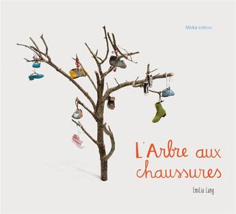 Couverture du livre « L'arbre aux chaussures » de Emilia Lang et Marco Sanchez aux éditions Moka