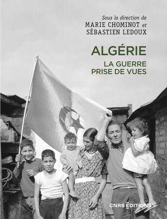 Couverture du livre « Algérie. La guerre, prises de vues » de Marie Chominot et Sebastien Ledoux aux éditions Cnrs