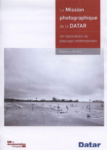 Couverture du livre « La mission photographique de la Datar ; retour sur une expérience sensible des territoires » de Raphaelle Bertho aux éditions Documentation Francaise