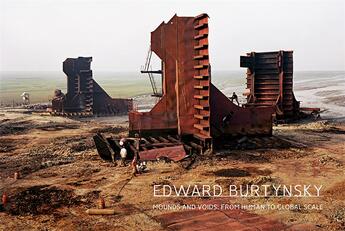 Couverture du livre « Edward burtynsky - mounds and voids : from human to global scale » de Pierre Ickowicz aux éditions Illustria