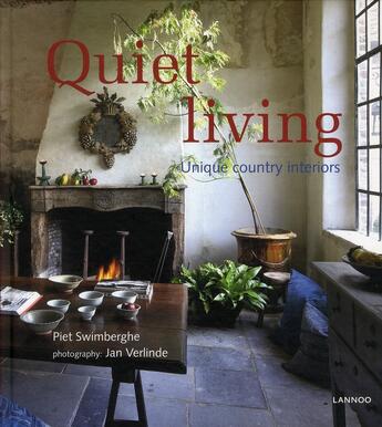 Couverture du livre « Quiet living ; unique country interiors » de Jan Verlinde et Piet Swimberghe aux éditions Editions Racine