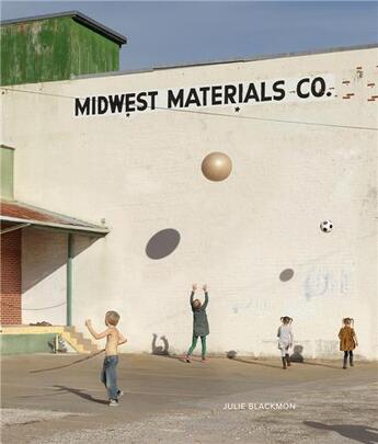 Couverture du livre « Julie Blackmon : midwest materials » de Julie Blackmon et Leah Ollman aux éditions Radius Books