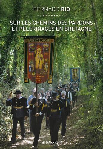 Couverture du livre « Sur les chemins des pardons et pèlerinages en Bretagne ; sur les traces des saints bretons » de Bernard Rio aux éditions Le Passeur