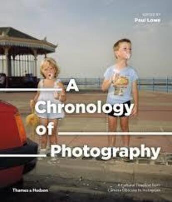 Couverture du livre « A chronology of photography » de Paul Lowe aux éditions Thames & Hudson