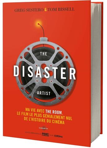 Couverture du livre « The disaster artist ; ma vie avec The Room, le film le plus génialement nul de l'histoire du cinéma » de Tom Bissell et Greg Sestero aux éditions Carlotta Editions