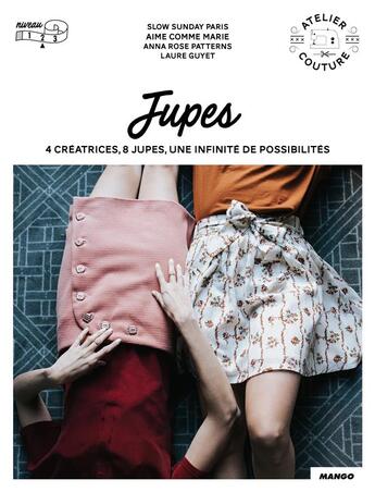 Couverture du livre « Jupes ; 4 créatrices, 8 jupes, une infinité de possibilités » de Caroline Muller et Laure Guyet et Maud Demarque aux éditions Mango