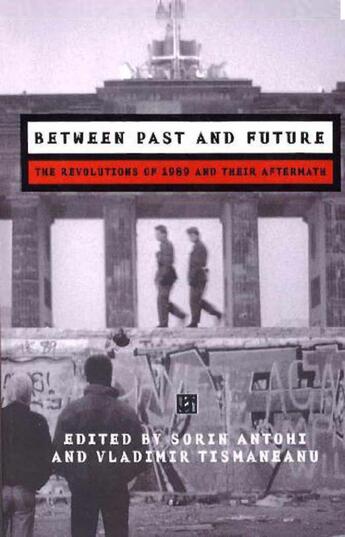 Couverture du livre « Between Past and Future » de Sorin Antohi aux éditions Epagine