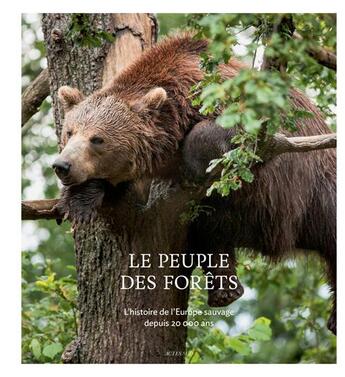 Couverture du livre « Le peuple des forêts ; l'histoire de l'Europe sauvage depuis 20 000 ans » de Jacques Perrin et Stephane Durand et Philippe Descola aux éditions Actes Sud