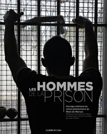 Couverture du livre « Les hommes de la prison ; ouvrage-mémoire du centre pénitentiaire de Mont-de-Marsan » de Jean Hincker et Tim Guenard aux éditions Bord De L'eau