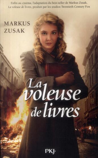 Couverture du livre « La voleuse de livres » de Marcus Zusak aux éditions Pocket Jeunesse