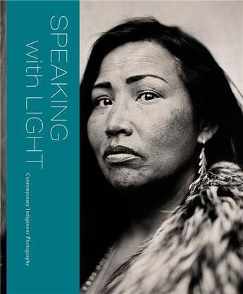 Couverture du livre « Speaking with light : contemporary indigenous photography » de John Rohrbach aux éditions Radius Books