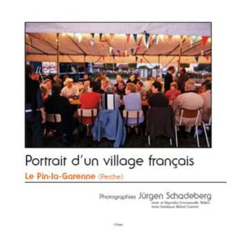 Couverture du livre « Portrait d'un village français ; le Pin-la-Garenne (Perche) » de Emmanuelle Walter et Jurgen Schadeberg aux éditions Etrave