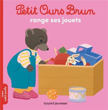 Couverture du livre « Petit Ours Brun range ses jouets » de Daniele Bour aux éditions Bayard Jeunesse