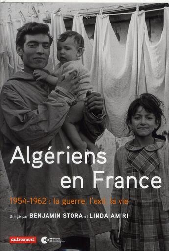 Couverture du livre « Algériens en France ; 1954-1962 : la guerre, l'exil, la vie » de Benjamin Stora et Linda Amiri aux éditions Autrement