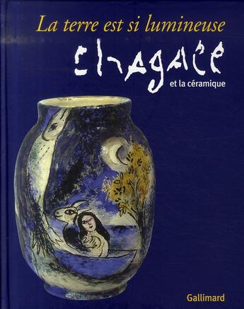 Couverture du livre « La terre est si lumineuse ; chagall et la céramique » de  aux éditions Gallimard