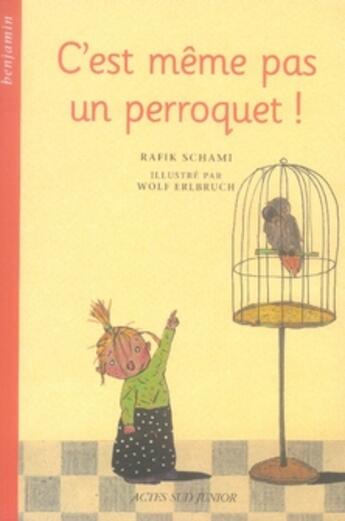 Couverture du livre « C'est même pas un perroquet ! » de Wolf Erlbruch et Rafik Schami aux éditions Actes Sud Junior