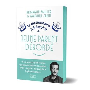 Couverture du livre « Le dictionnaire jubilatoire du jeune parent débordé : Une somme d expériences et de conseils pour bien se préparer au raz-de-marée de la parentalité ! » de Mathieu Sapin et Benjamin Muller aux éditions Harpercollins