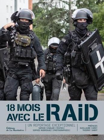 Couverture du livre « 18 mois avec le RAID : Un reportage exceptionnel » de Sophie Rodriguez et Sophie Stadler aux éditions La Martiniere