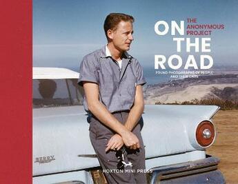 Couverture du livre « On the road : vintage photographs of people and their cars » de Lee Shulman aux éditions Hoxton Press