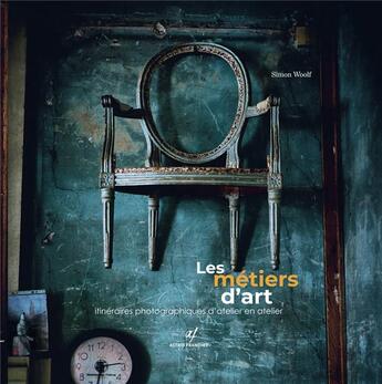 Couverture du livre « Les métiers d'art ; itinéraires photographiques d'atelier en atelier » de Simon Woolf aux éditions Astrid Franchet