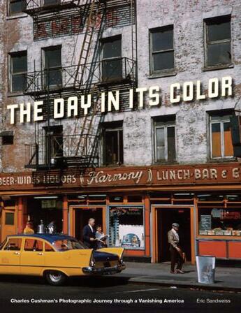 Couverture du livre « The Day in Its Color: Charles Cushman's Photographic Journey Through a » de Sandweiss Eric aux éditions Oxford University Press Usa