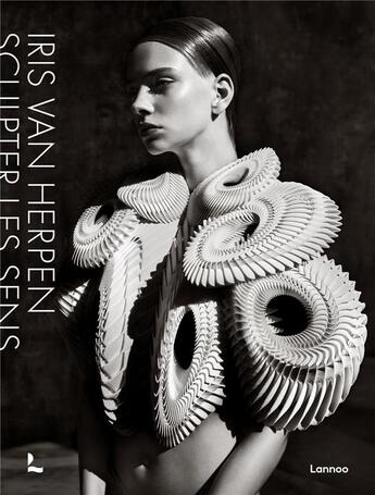 Couverture du livre « Iris van Herpen : sculpter les sens » de Cloe Pitiot et Iris Van Herpen aux éditions Lannoo