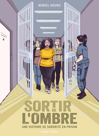 Couverture du livre « Sortir de l'ombre : Une histoire de sororité en prison » de Muriel Douru aux éditions La Boite A Bulles