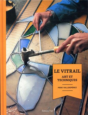 Couverture du livre « Le vitrail ; art et techniques » de Pere Valldeperez aux éditions Editions Vial