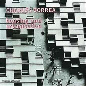 Couverture du livre « Charles Correa : housing and urbanisation » de  aux éditions Thames & Hudson