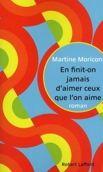 Couverture du livre « En finit-on jamais d'aimer ceux que l'on aime » de Martine Moriconi aux éditions Robert Laffont