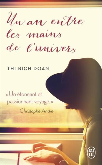 Couverture du livre « Un an entre les mains de l'univers » de Bich Doan Thi aux éditions J'ai Lu