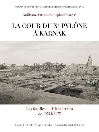 Couverture du livre « La cour du Xe pylône à Karnak : Les fouilles de Michel Azim de 1975 à 1977 » de Guillaume Charloux et Raphael Angevin aux éditions Ifao