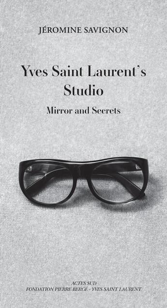 Couverture du livre « Yves Saint Laurent's studio » de Jeromine Savignon aux éditions Actes Sud