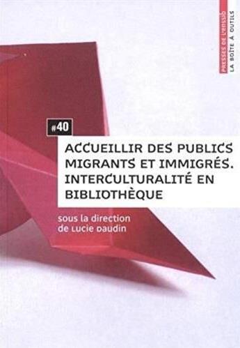 Couverture du livre « Accueillir des publics migrants et immigrés ; interculturalité en bibliothèque » de Lucie Daudin aux éditions Enssib