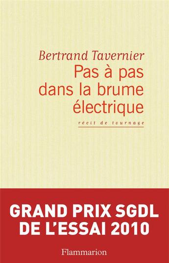 Couverture du livre « Pas à pas dans la brume électrique ; récit de tournage » de Bertrand Tavernier aux éditions Flammarion