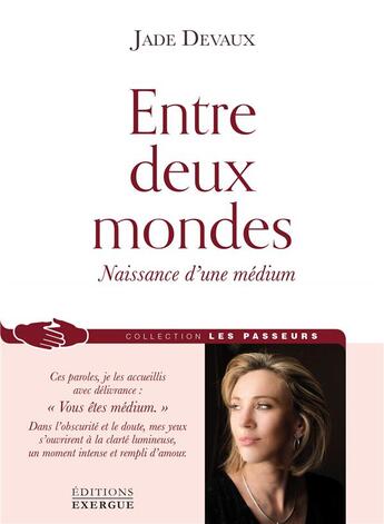 Couverture du livre « Entre deux mondes ; naissance d'une médium » de Jade Devaux aux éditions Exergue