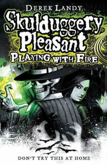 Couverture du livre « Playing With Fire (Skulduggery Pleasant, Book 2) » de Derek Landy aux éditions Epagine