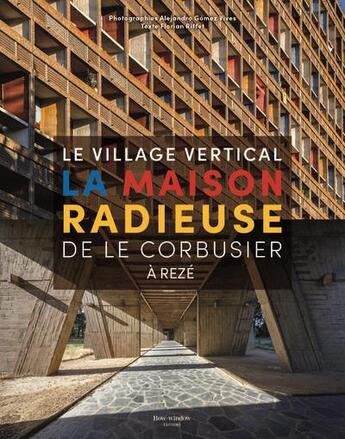 Couverture du livre « Le village vertical : la maison radieuse de Le Corbusier à Rezé » de Florian Riffet et Alejandro Gomez Vives aux éditions Bow Window