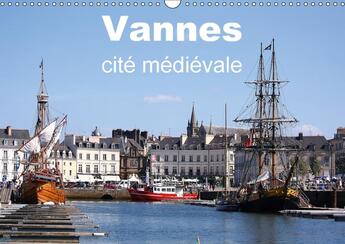 Couverture du livre « Vannes cite medievale calendrier mural 2018 din a3 horizonta - vue terrestre et aerienne de l » de Frederic B aux éditions Calvendo