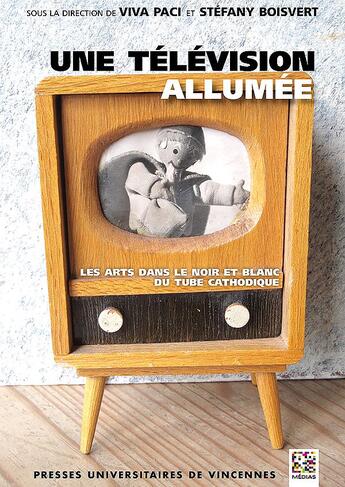 Couverture du livre « Une télévision allumée ; les arts dans le noir et blanc du tube cathodique » de Viva Paci et Stefany Boisvert aux éditions Pu De Vincennes