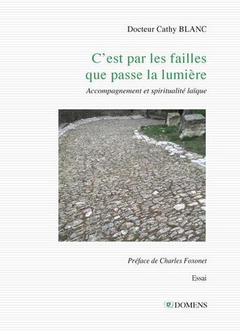 Couverture du livre « C'est par les failles que passe la lumière : accompagnement et spiritualité laïque » de Cathy Blanc aux éditions Domens